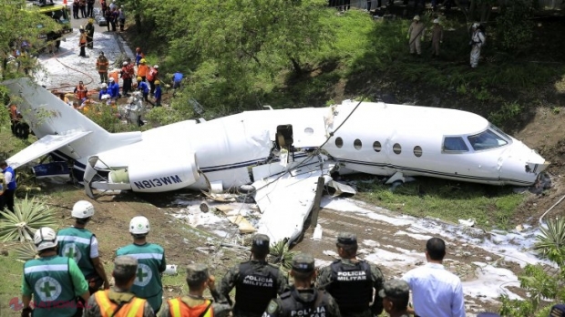 PANICĂ: un avion s-a rupt în două, după ce a ratat aterizarea