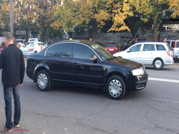 O mașină cu numere guvernamentale a lovit o femeie cu un copil în brațe pe str. Alba Iulia