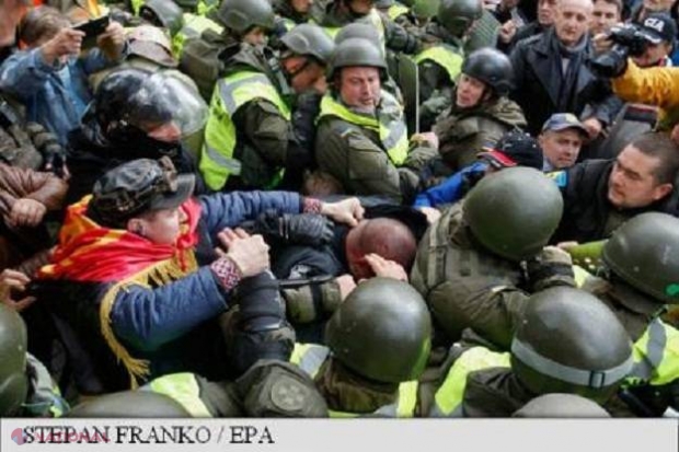 VIOLENȚE la Kiev între protestatari și poliție, care a recurs la gaze lacrimogene pentru a dispersa mulțimea