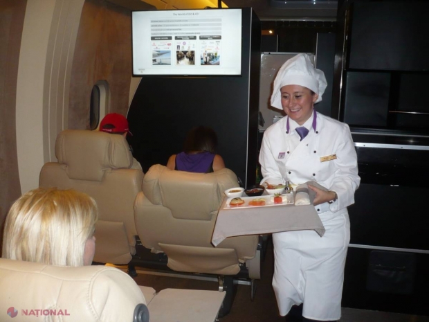 Reportaj FOTO // Restaurant în „cer”. Cum sunt hrăniți pasagerii în aeronave