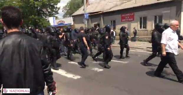 VIDEO // Marșul „Fără Frică”. Sute de polițiști au fost mobilizați la această acțiune. Manifestanții au fost ÎMPROȘCAȚI cu ouă și stropiți cu agheasmă  