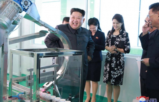 FOTO // Apariție RARĂ a lui Kim Jong-un alături de soția și sora sa, la o fabrică de cosmetice din Phenian
