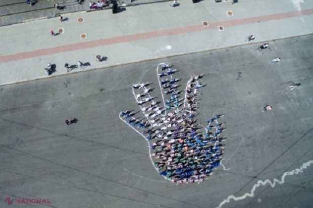 FOTO // „MÂNA” imensă din fața Guvernului și mesajul pe care a vrut să-l transmită