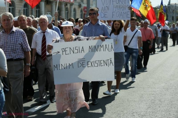 FOTO // Ziua Independenței cu PROTESTE la Parlament: Pensionarii au ieșit în stradă