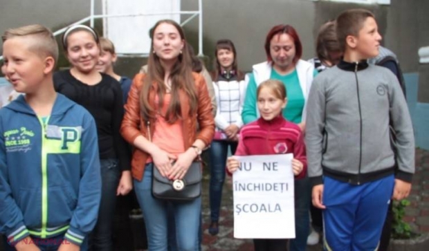 Kievul ÎNCHIDE, prin lege, TOATE școlile românești din Ucraina