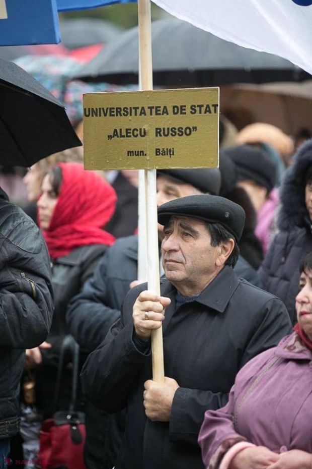 FOTO // Profesorii au ieșit din nou în stradă: „Nu ne alungați din țară!”