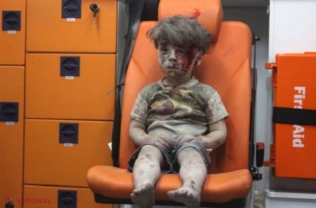 FOTO // Omran Daqneesh, băieţelul devenit simbol al tragediei umanitare din Siria, fotografiat din nou. Cum arată acum, după un an de la atacul din Alep