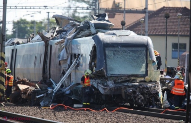 Impact nimicitor între DOUĂ trenuri: 14 oameni, între care şi copii, implicaţi