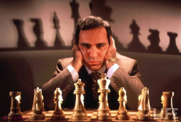 Legendarul Gary Kasparov a cedat primul meci de la revenirea în activitate. Cine l-a învins pe şahistul care a dominat sportul cu tabla de 64 de pătrăţele