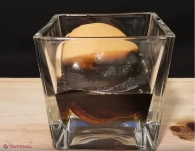 VIDEO // Ce se întâmplă dacă pui un hamburger McDonald's în acid. Experiment îngrozitor 