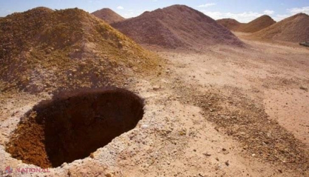 GALERIE FOTO // O gaură în pământ într-un deșert i-a făcut curioși pe turiști: Cel mai CIUDAT oraș