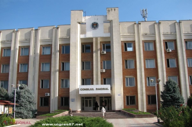 LUX pe timp de CRIZĂ într-un raion din R. Moldova: Mașină de sute de mii de lei, reparații în birouri și lift într-o clădire cu patru etaje  