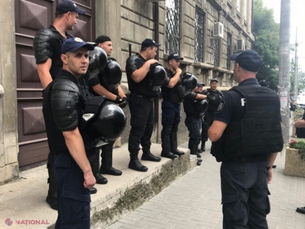 VIDEO // CEC, păzită de polițiști înarmați: Comitetul de Rezistență Națională, protest față de invalidarea alegerilor din Chișinău 