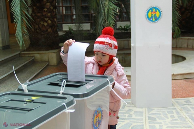 FOTO Cozi la votare şi în Chişinău, nu numai în diasporă