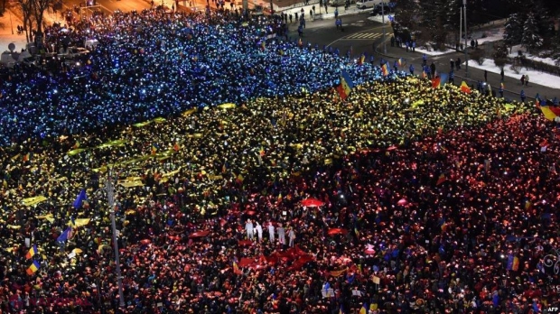 Un parlamentar european oferă un SFAT moldovenilor după ce PD, Grupul Leancă și PSRM au votat pentru sistemul mixt: „Să IEȘIȚI 500 000 în stradă”