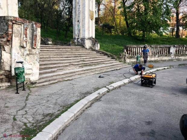 VIDEO // Zeci de liceeni din Chișinău au salubrizat Cimitirul Eroilor Români din Chișinău