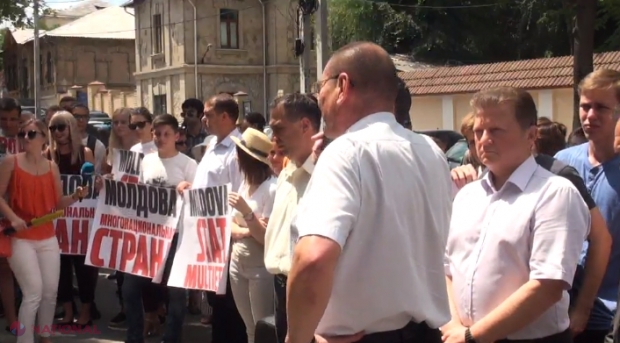 De ce protestează socialiștii în fața Curții Constituționale: Amenințări de la Comrat și Tiraspol
