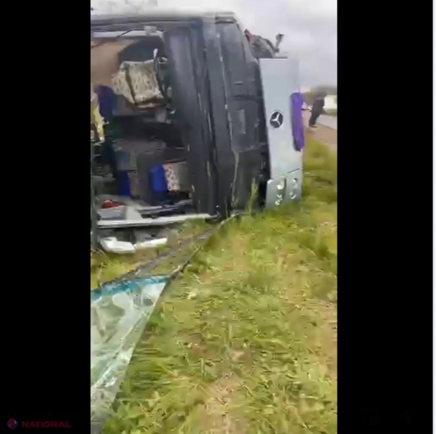 VIDEO // Accident groaznic la Căușeni: Cel puțin o persoană a decedat, iar altele au fost transportate în stare gravă la spital. O mașină distrusă și un autocar răsturnat