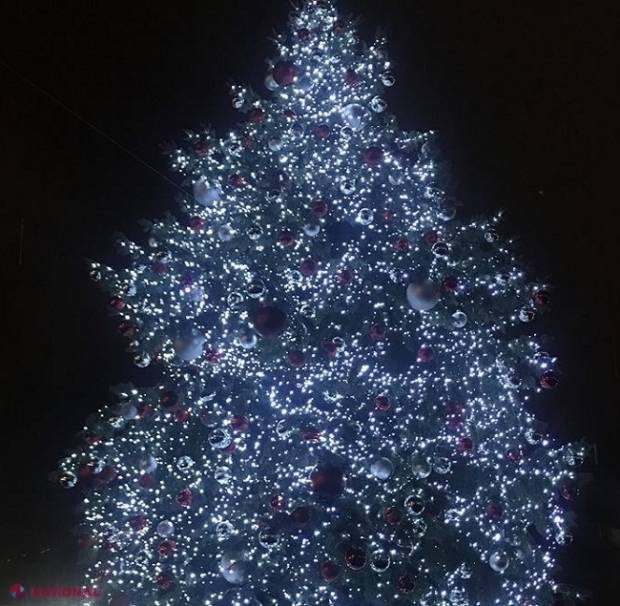 VIDEO // Chișinăul își aprinde luminițele de sărbătoare, iar Pomul de Crăciun „cu bucluc” este inaugurat în centrul capitalei 