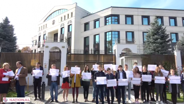 VIDEO // Elevii din Transnistria de la școlile cu predare în limba română, PROTEST în fața Ambasadei Rusiei de la Chișinău: Moscova REFUZĂ să execute hotărârile CEDO, deși au trecut cinci ani