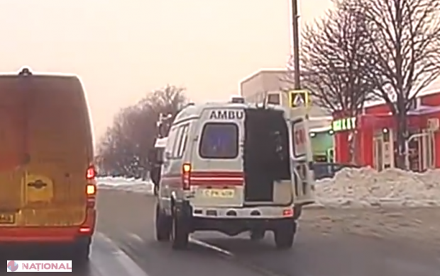 VIDEO // Ambulanța transportă... BRAZI și încalcă regulile de circulație: Inspectorii de patrulare caută șoferul