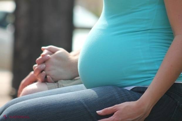 A rămas însărcinată la 41 de ani cu tripleţi! La naştere, medicul a urlat când a ieşit cel de-al treilea copil! „Nu se poate aşa ceva...”