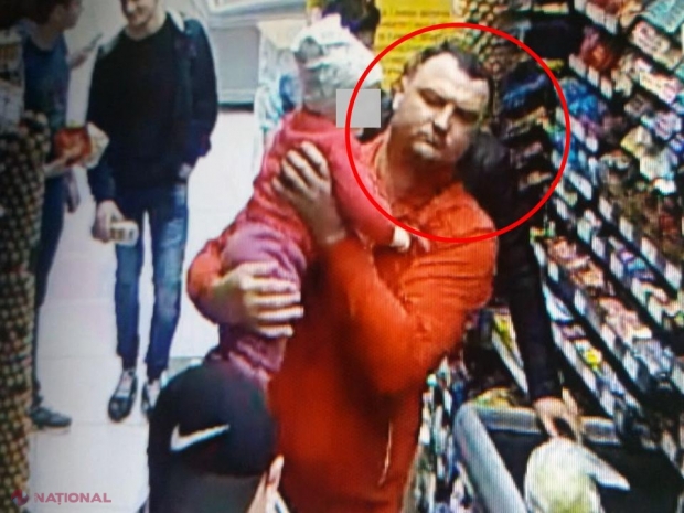 VIDEO // Momentul în care un bărbat din Chișinău FURĂ un telefon mobil, în timp ce ține un copil în brațe: Îl recunoști?