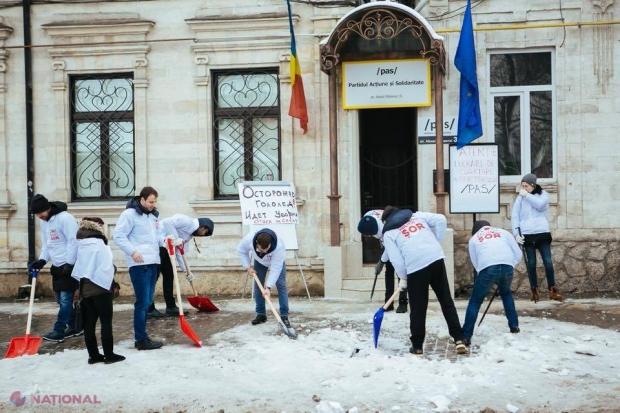 FOTO // Reprezentanții Partidului „Șor” au făcut ordine și curățat zăpada în ograda Maiei Sandu