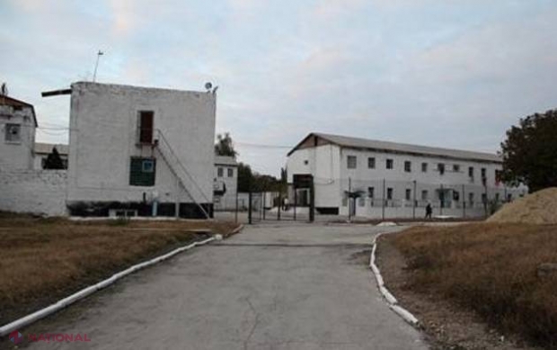 Cum nimeresc drogurile, alcoolul și telefoanele mobile în închisoare? MITUIND angajații penitenciarelor din R. Moldova!