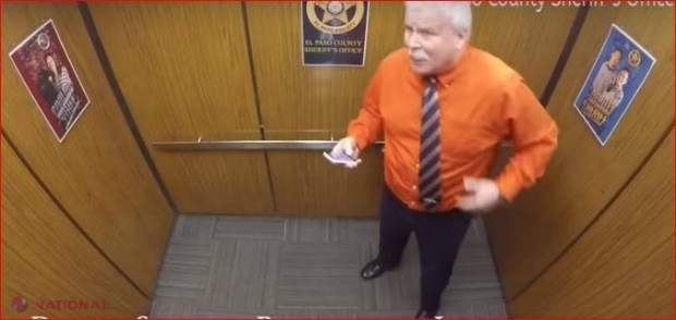 VIDEO // Două polițiste urcă în lift alături de un bătrânel. Nu-l scăpați din ochi pe bărbat! Priviți ce face!