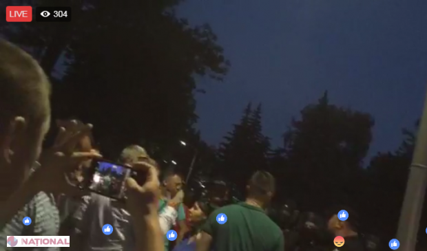 VIDEO // Tensiuni între forțele de ordine și unii protestatari în fața Parlamentului. Două persoane ar fi fost REȚINUTE