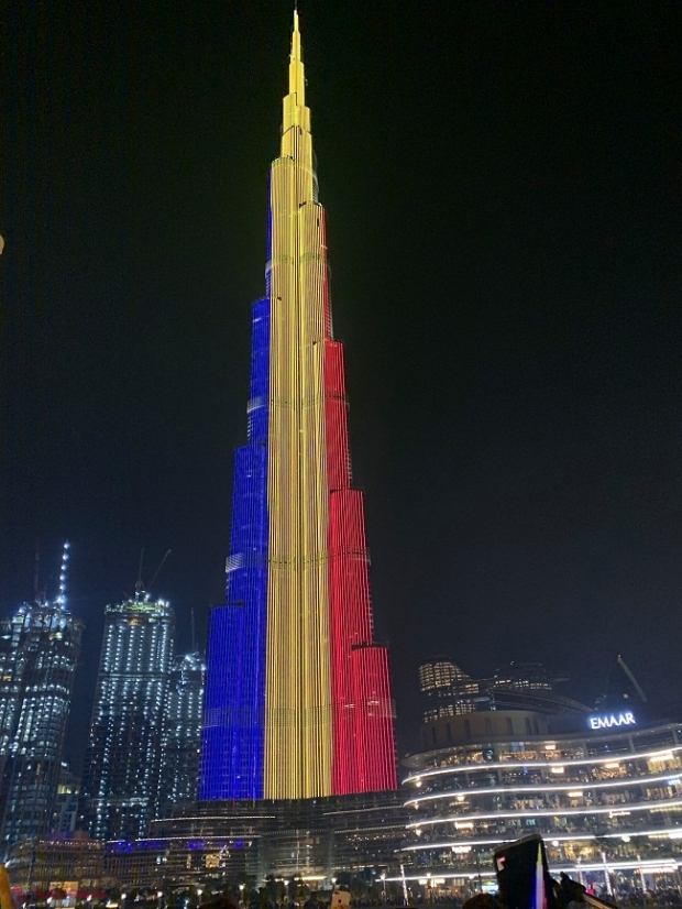 Cea mai înaltă clădire din lume, Burj Khalifa din Dubai, luminată în culorile steagului României