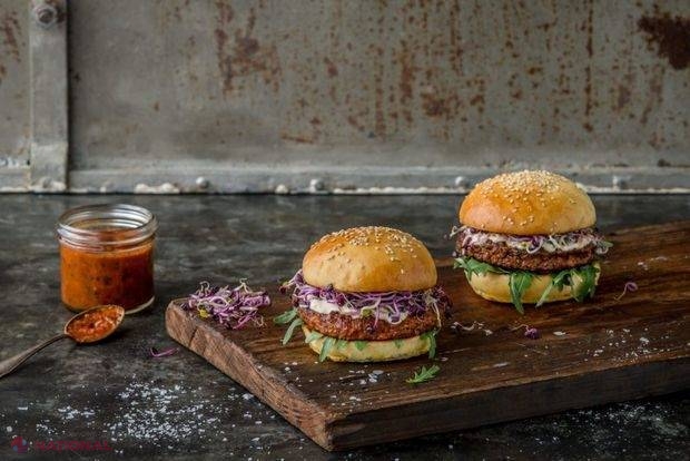 Ai mânca așa ceva? Burgeri produși din insecte. Ce țară din Europa vrea să revoluționeze piața fast-foodului