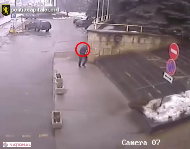 VIDEO // Poliția a reținut un hoț TUPEIST: După ce a furat portmoneul unei femei, acesta a trecut și pe la bancomat