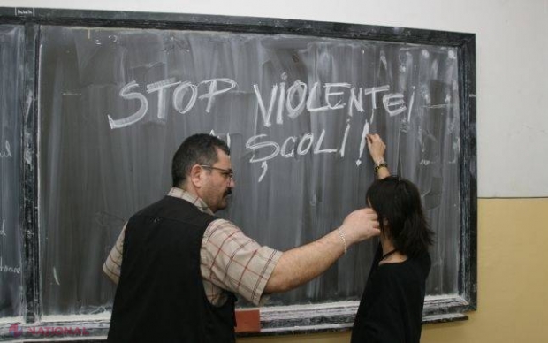 Șase elevi din R. Moldova au sărit la BĂTAIE la profesori