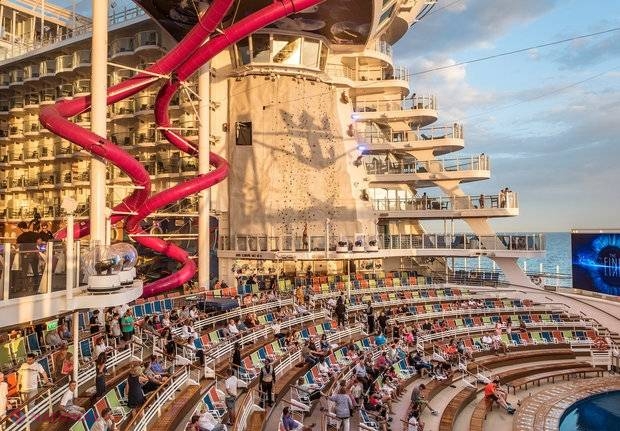 GALERIE FOTO // Cum arată viaţa la bordul celei mai mari nave de CROAZIERĂ din lume 
