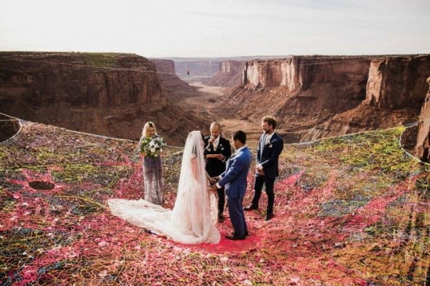 VIDEO // Fotografii de nuntă care taie respiraţia - doi tineri s-au căsătorit pe sârmă, deasupra canionului