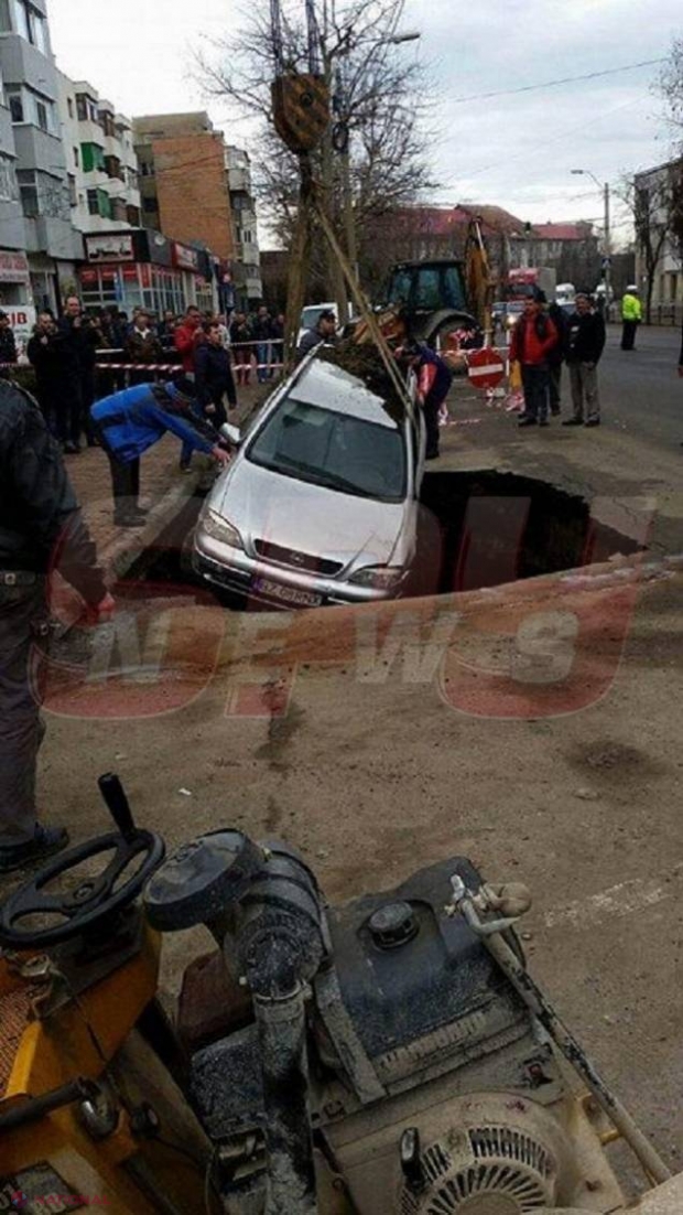FOTO / Imagini INCREDIBILE în centrul oraşului! S-a trezit cu maşina într-un crater imens, după ce strada s-a surpat