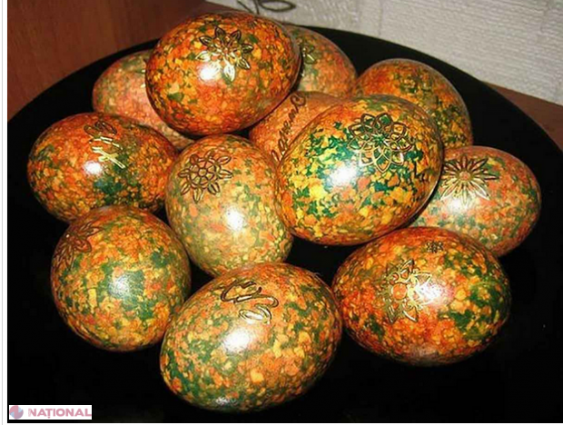 FOTO // Vopsește ouăle de Paști ECOLOGIC cu efect de marmură – o metodă ORIGINALĂ!