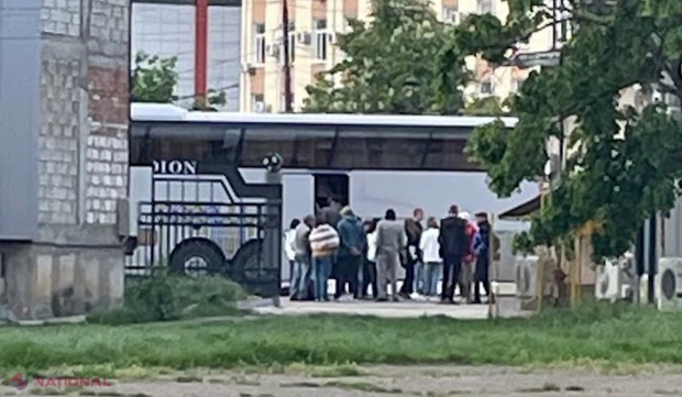 VIDEO // Șor transformă „ziua victoriei” într-o acțiune ELECTORALĂ. Sute de oameni din Căușeni, transportați organizat cu autobuzele, inclusiv cu numere transnistrene, la Orhei: „Mergem în Africa... Sigur că mergem la PARADĂ”