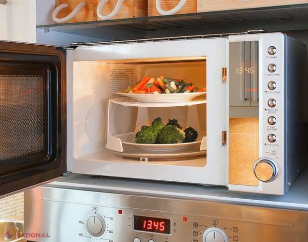 ALIMENTE pe care să nu le încălzești NICIODATĂ în cuptorul cu microunde
