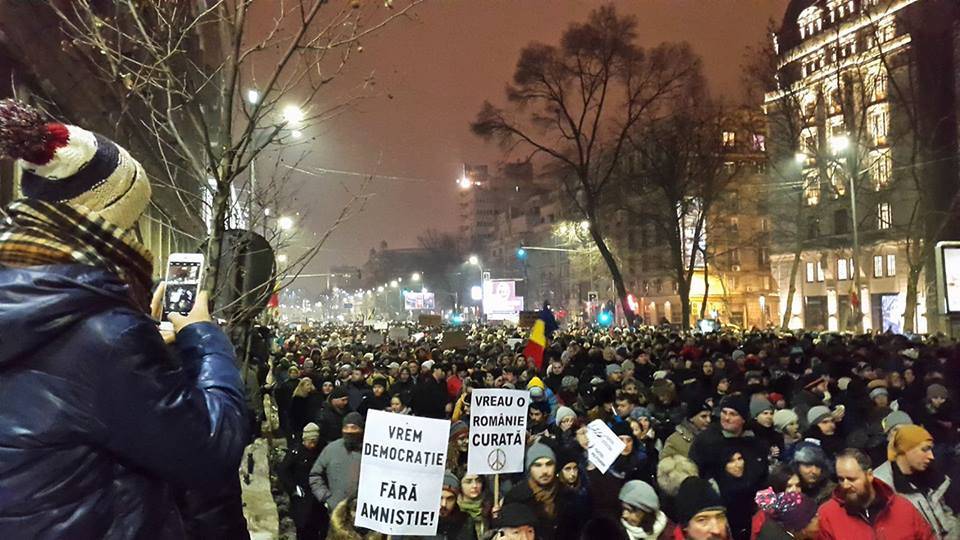 Narabar wire paralysis Mii de oameni sunt în stradă - În Bucureşti, oamenii pleacă spre Guvern. Se  declară împotriva proiectelor pentru ordonanţele de urgenţă privind  graţierea şi Codul Penal