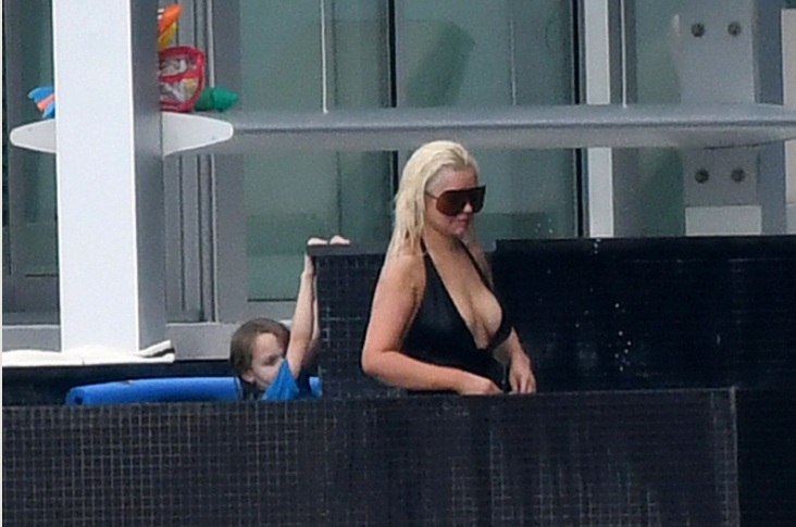 Christina Aguilera a fost surprinsÄƒ de paparazzi bucurÃ¢ndu-se de o zi la pi...