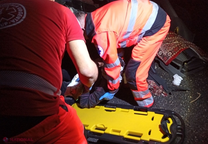 Camion inversat la Bălți: Salvatorii au efectuat lucrări de descarcerare pentru a scoate șoferul blocat în cabina TIR-ului 