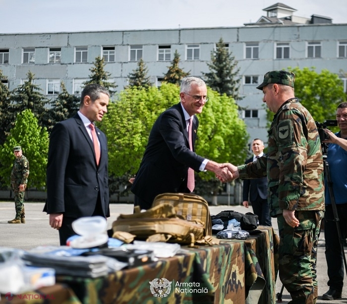 FOTO // NATO a donat Armatei Naționale echipamente medicale în valoare de 700 000 de euro: Trusele, repartizate în unitățile militare