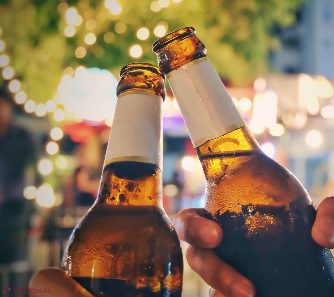 Bei bere direct din sticlă? Riscurile sunt uriașe, potrivit experților în sănătate