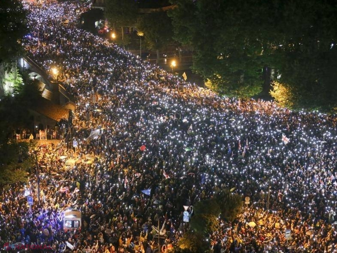VIDEO // Georgia, pe un butoi de pulbere. Zeci de mii de georgieni au protestat, pe o ploaie torențială, împotriva unui proiect de lege referitor la ,,agenţii străini", inspirat din Rusia: ,,Suntem alarmaţi de regresul democratic din Georgia"