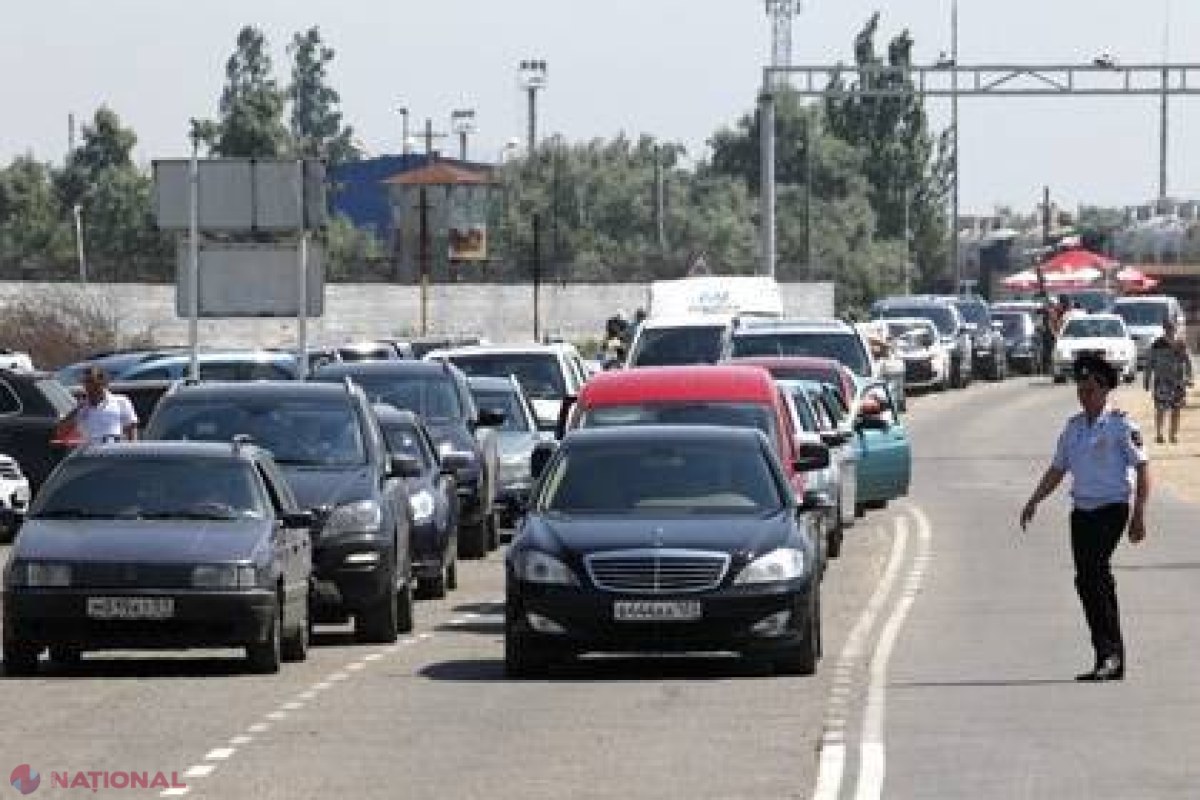 Mașina unui deputat rus, RĂSTURNATĂ în drum spre Crimeea de câțiva șoferi furioși