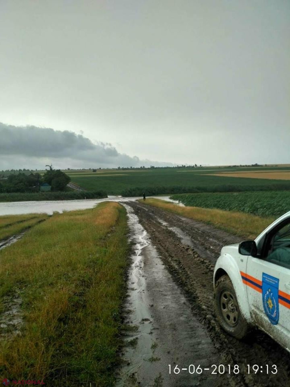 FOTO // S-A SPART CERUL: Salvatorii au muncit toată noaptea pentru a preveni inundațiile în raionul Căușeni. Accesul într-un sat, BLOCAT