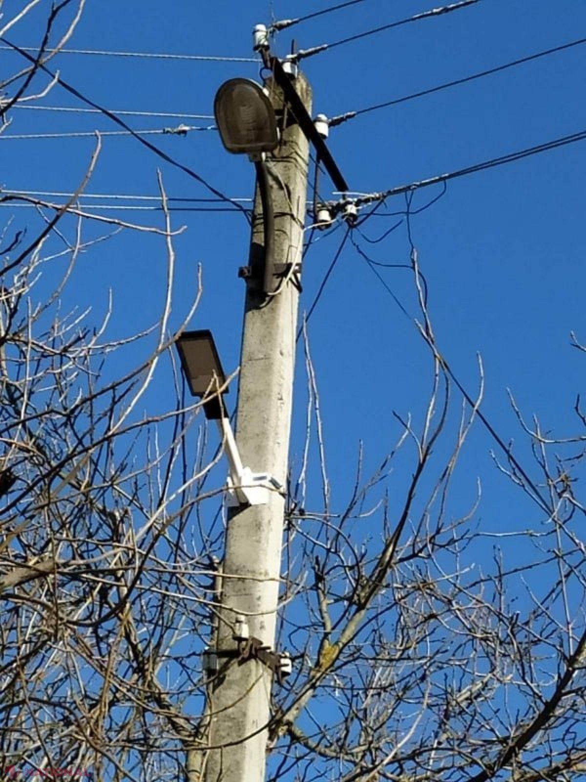 FOTO // Programul lui Șor se extinde: până la sfârșitul anului, în toate satele raionului Orhei vor fi instalate sisteme de iluminare stradală